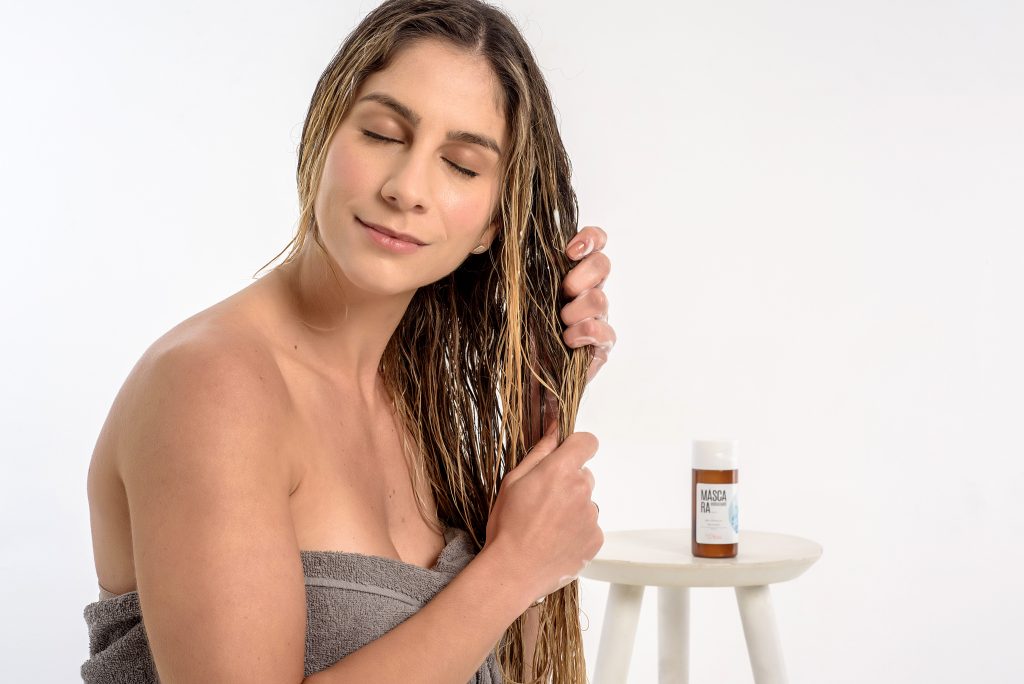 Pioneira na produção de cosméticos personalizados para cabelo no Brasil, JustForYou lança vitamina para prevenir a queda capilar